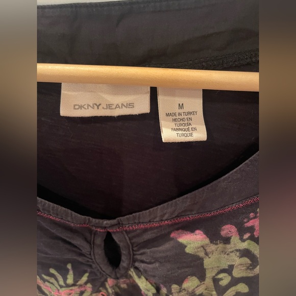 DKNY Black Womens Tee with Vibrant Floral Design M - Picture 2 of 3